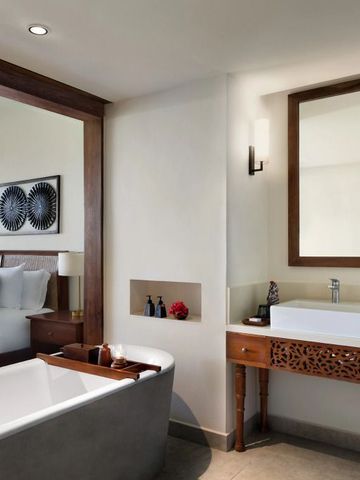 Modernes Bad mit freistehender Badewanne und hochwertigem Design