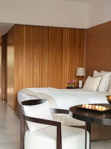 Elegantes Hotelzimmer mit Holzwänden und gepflegtem Bett