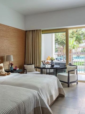 Gemütliches Doppelzimmer mit großem Fenster zum Pool