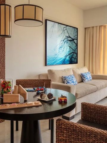 Gemütlicher Wohnbereich mit Sofa und Kunstwerk an der Wand