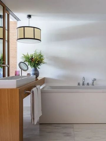 Modernes Bad mit Badewanne und eleganter Einrichtung