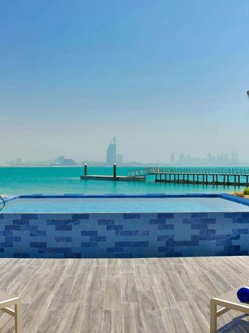 Infinity Pool mit Blick auf das Meer und die Dubai Skyline im Hintergrund