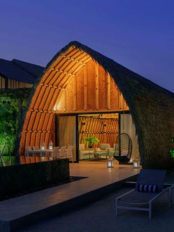 Exklusive Villa bei Nacht mit Beleuchtung und Pool im Anantara Resort