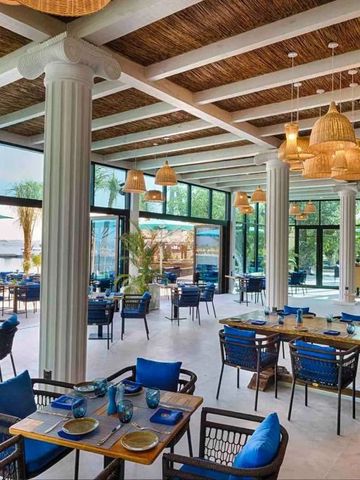 Restaurant mit stilvollen Holzmöbeln und Meerblick