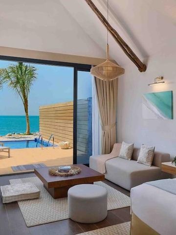 Luxuriöses Zimmer mit modernem Design und Blick auf privaten Pool und Meer.