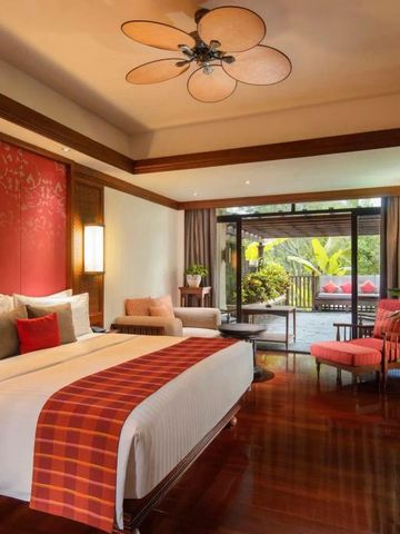 Luxuriöses Zimmer mit Terrasse und Ausblick auf Garten