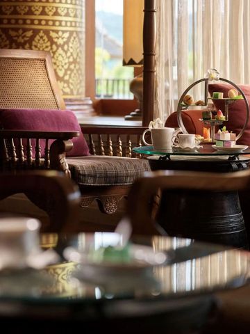 Gemütliche Lounge-Ecke mit Sitzecke und Tee im Resort