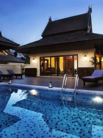 Privater Pool vor einer Villa in traditioneller Architektur