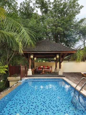 Tropischer Garten mit Pool und Pavillon