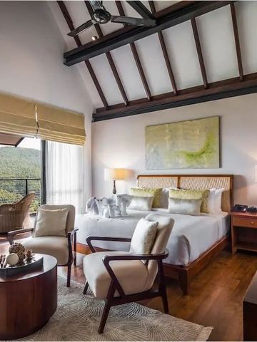 Geräumiges Schlafzimmer mit Balkon und malerischem Bergblick im Anasa Wellness Resort