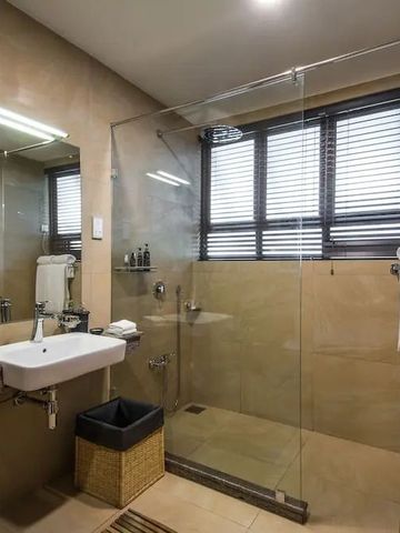 Modernes Badezimmer mit Glasdusche und stilvollem Design im Anasa Wellness Resort