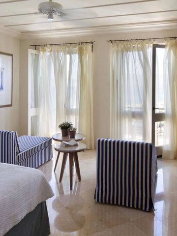 Helles Hotelzimmer mit Sitzbereich und viel Tageslicht