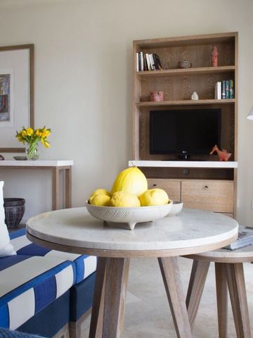 Wohnbereich mit stilvollem Regal und Dekorationen in einem Hotelzimmer