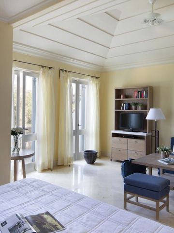 Großräumiges Zimmer mit gemütlichem Sitzbereich und viel Licht