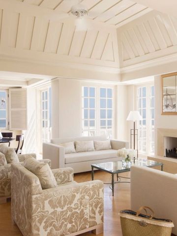 Geräumiger Wohnbereich mit Kamin und stilvollem Mobiliar