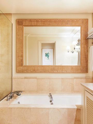 Luxuriöses Badezimmer mit großer Spiegelwand und Badewanne