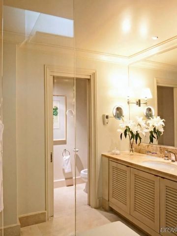 Stilvolles Badezimmer mit eleganter Beleuchtung und Annehmlichkeiten