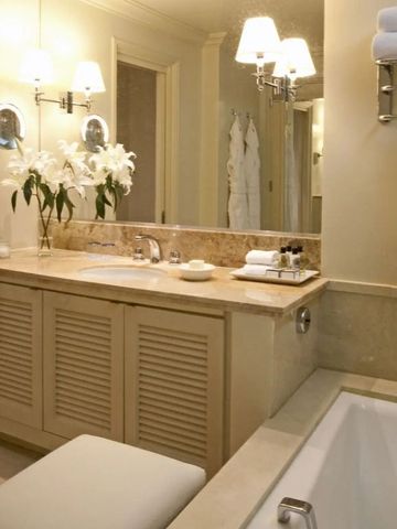 Luxuriös ausgestattetes Badezimmer mit großzügiger Badewanne