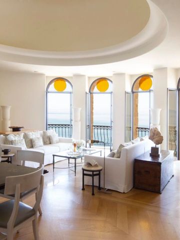 Helles Wohnzimmer mit Meerblick und eleganter Einrichtung