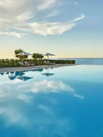 Infinity Pool mit Blick auf das Meer und den blauen Himmel