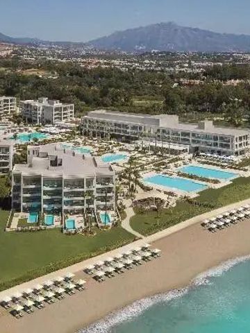 Luftaufnahme des Hotels mit mehreren Pools und direktem Strandzugang