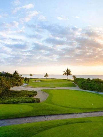 Golfplatz mit üppigem Grün und Meerblick bei Sonnenuntergang