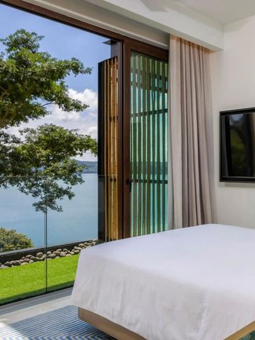 Zimmer mit Meerblick durch große Glasschiebetüren