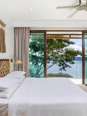 Lichtdurchflutetes Zimmer mit Blick auf die Küste