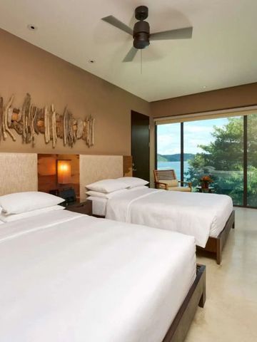 Zimmer mit zwei Betten und Fenster mit Naturblick