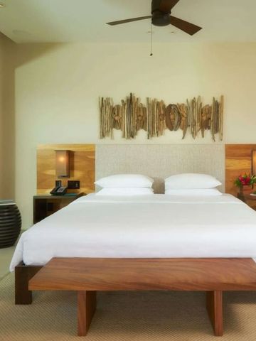 Gemütliches Schlafzimmer mit modernem Dekor und Naturblick