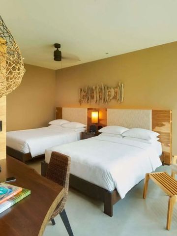 Modernes Hotelzimmer mit zwei Einzelbetten und stilvollen Dekorationen