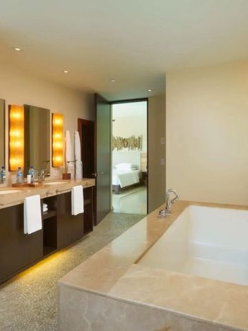 Luxuriöses Badezimmer mit großer Badewanne aus Marmor