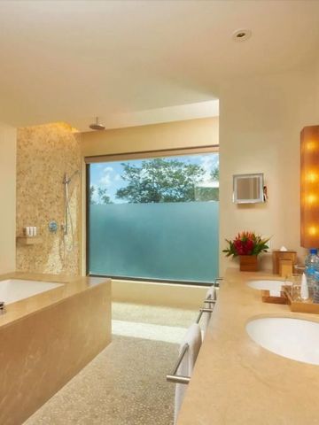 Modernes Badezimmer mit freistehender Badewanne und natürlichem Licht