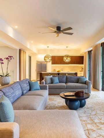 Eleganter Wohnbereich einer Suite mit Sofas, Couchtisch und Zugang zur Terrasse