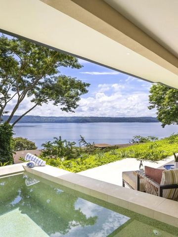 Private Terrasse mit Whirlpool und Blick auf das Meer und die grüne Landschaft