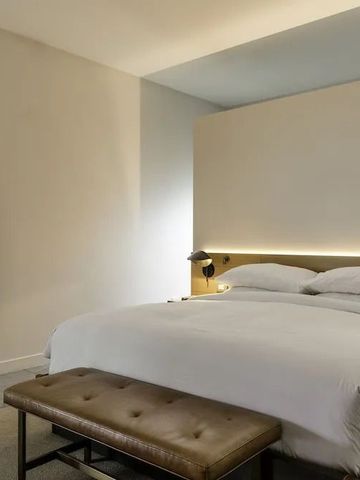 Geräumiges Schlafzimmer mit Kingsize-Bett und Lederbank