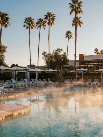 Poolbereich mit Liegen und Sonnenschirmen bei Sonnenaufgang im Andaz Scottsdale Resort