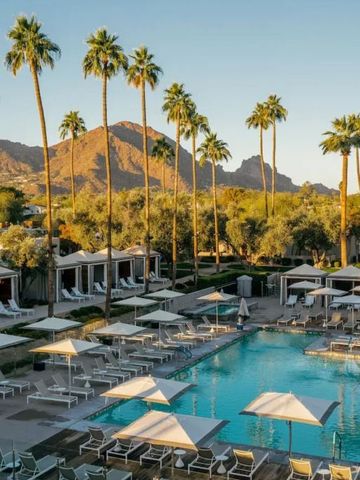 Blick auf die Poollandschaft mit Bergen im Hintergrund im Andaz Scottsdale Resort