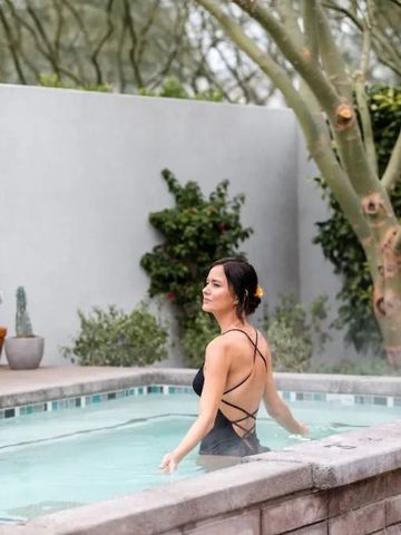 Frau im Badeanzug genießt einen privaten Whirlpool im Andaz Scottsdale Resort