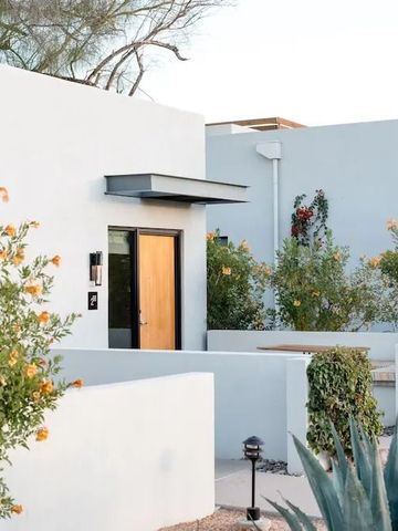 Moderne Bungalows mit blühenden Pflanzen im Andaz Scottsdale Resort