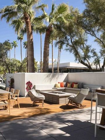 Außenterrasse mit Sitzgelegenheiten und Palmen im Andaz Scottsdale Resort