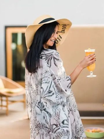 Frau genießt ein Getränk auf der stilvollen Terrasse des Andaz Scottsdale Resort