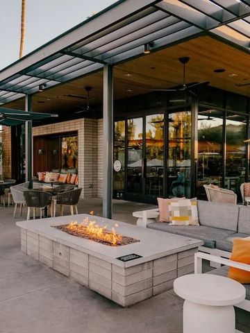 Außenbereich mit moderner Feuerstelle und eleganter Terrasse im Hotel