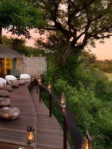 Terrasse des Ngala Tented Camp mit Blick in die Natur und stilvollen Sitzgelegenheiten.