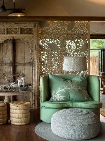 Stilvoll eingerichteter Innenraum mit Holzelementen und dekorativen Details