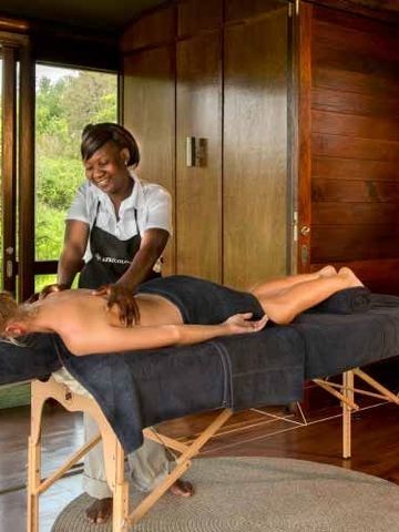 Wohlfühl-Massage in eleganter Spa-Umgebung mit Aussicht