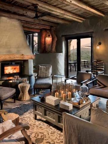 Gemütlicher Lounge-Bereich mit Kamin und Blick auf die Landschaft.