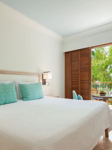 Geräumiges Hotelzimmer mit Balkon und grünem Ausblick