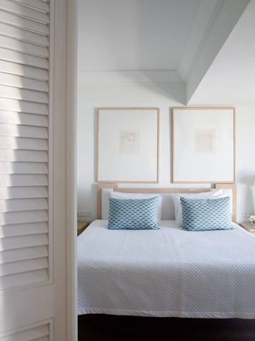 Minimalistisches Hotelzimmer mit elegantem Dekor