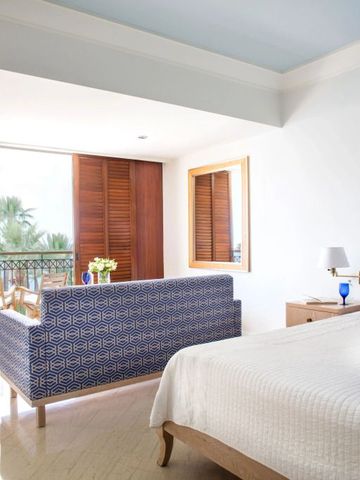 Geräumiges Hotelzimmer mit Sitzbereich und Holzdetails